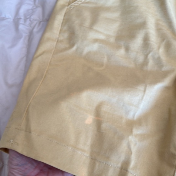 LLBean cotton short 7” has some discoloration 6 reg has 3% spandex twill - Picture 11 of 12